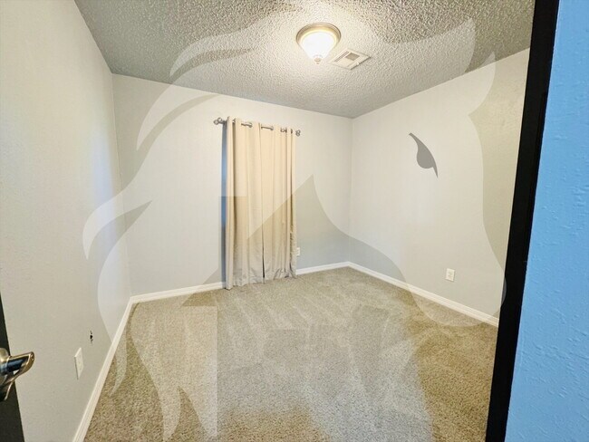 Building Photo - "Charming 3-Bedroom Oasis on 4th Street wi...