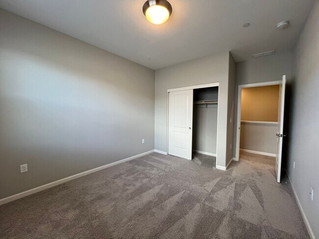 Building Photo - Modern! 3/2.5/2 Townhome in Minden