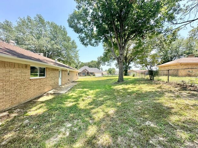 Building Photo - Beautiful 4 Bedroom 2 Bathroom home in Tyler!