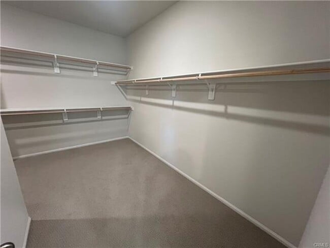 Building Photo - Spacious and beautifully appointed 5-bedroom, 3-bathroom home