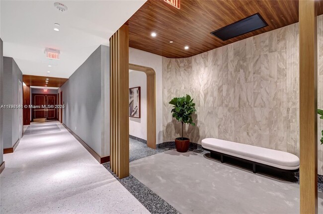 Building Photo - 2655 S Bayshore Dr