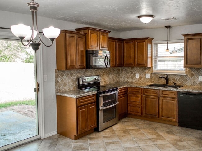 Building Photo - 3 Bedroom 2 Bath home in Shawnee!
