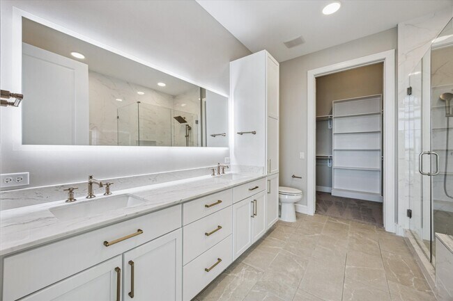 Building Photo - 9757 Katy Fwy