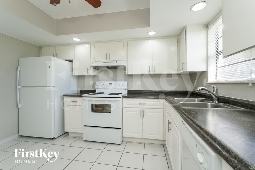 Building Photo - 2603 NE 4th Ave