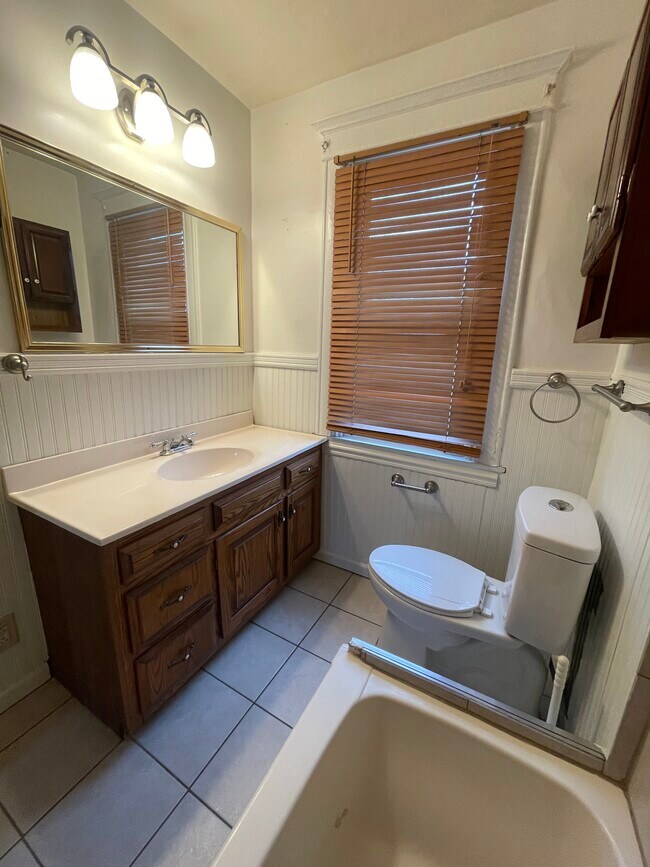 Building Photo - 82 Estella Ave