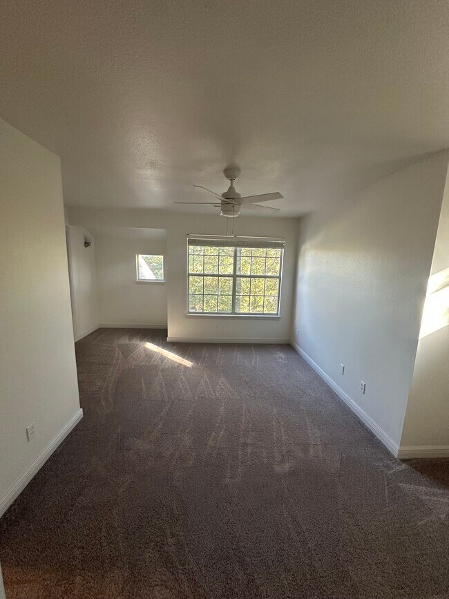 Building Photo - 3127 N Kensington Ct