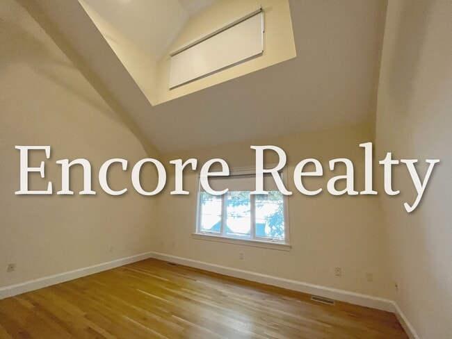 Building Photo - 906 W Roxbury Pky