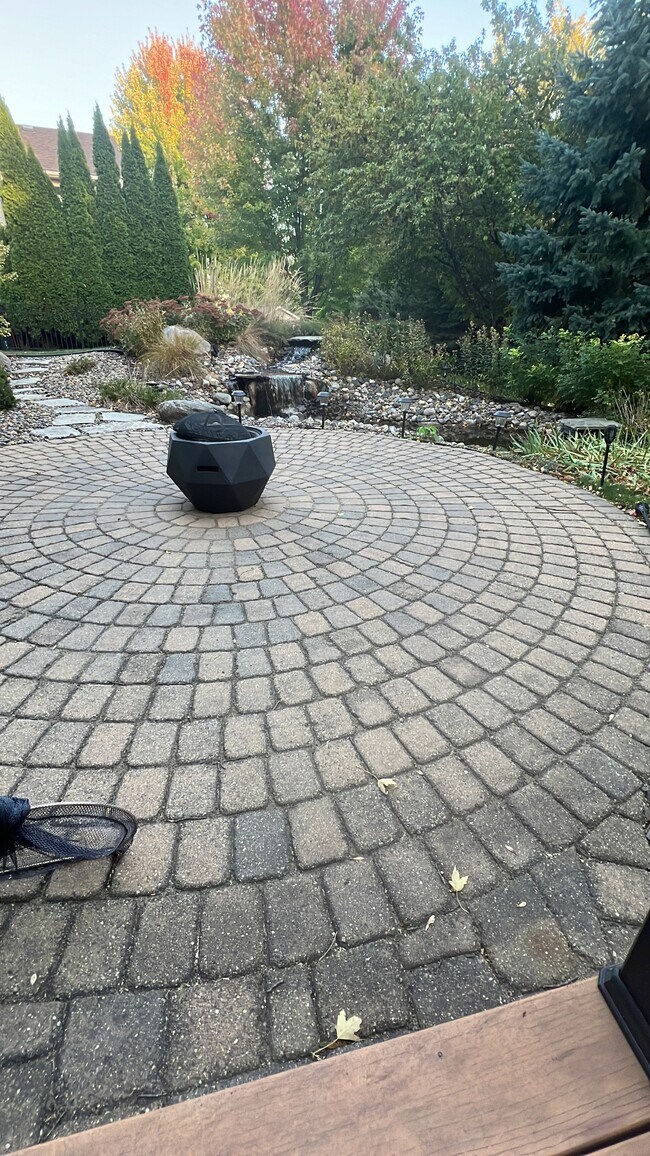 Building Photo - 572 Danube Ave