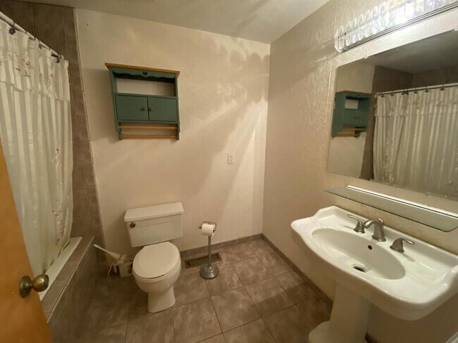 Building Photo - 2360 S 60th E