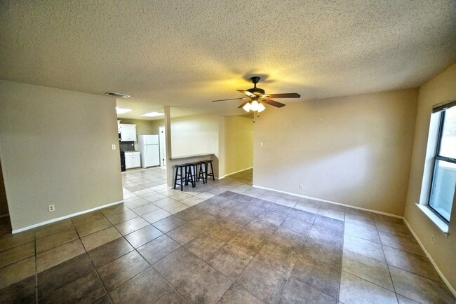 Building Photo - Cozy 3-Bed, 2-Bath with Fireplace in Prime NW Location - Realtor Commission: $500