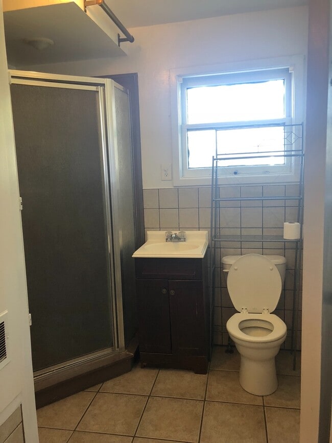 Building Photo - Adorable One bedrom efficiency in SUNSET T...