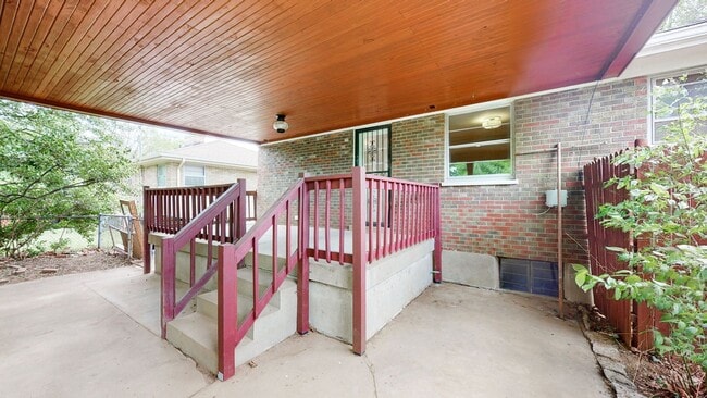 Building Photo - Hikes Point 3 Bed/2 Bath with Basement & Fenced-in Yard