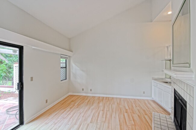 Building Photo - PRIME POOLFRONT LOCATION & CLOSE TO MAIN GATE! BRIGHT & SPACIOUS, END-UNIT POOLFRONT TOWNHOUSE W/...