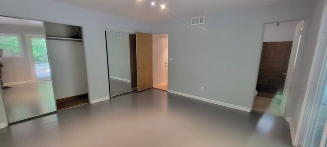 Building Photo - 4 bedrooms 3 baths beautiful house