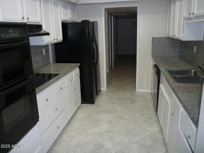Building Photo - 12618 W Parkwood Dr