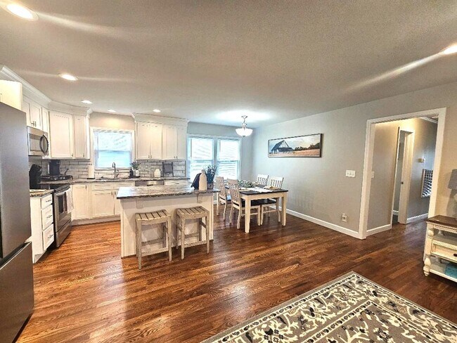 Building Photo - 3 Bedroom home minutes from Prisma Health and Downtown Greenville