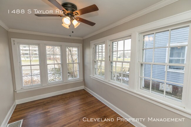 Building Photo - Charming 3 Bedroom Home
