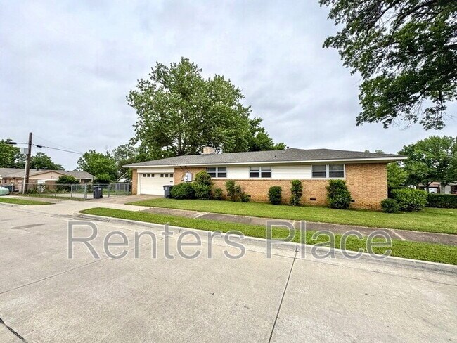 Building Photo - 1738 S 74th Ave E
