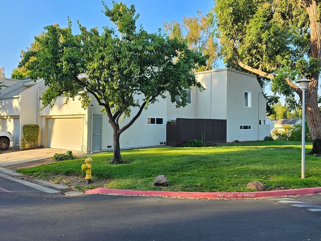 Building Photo - Gorgeous PRIVATE GATED COMMUNITY 3 Bed/2.5 Bath Townhome in Terrace Hills - San Jose