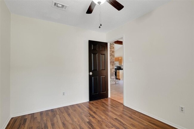 Building Photo - 616 Russet Valley Dr