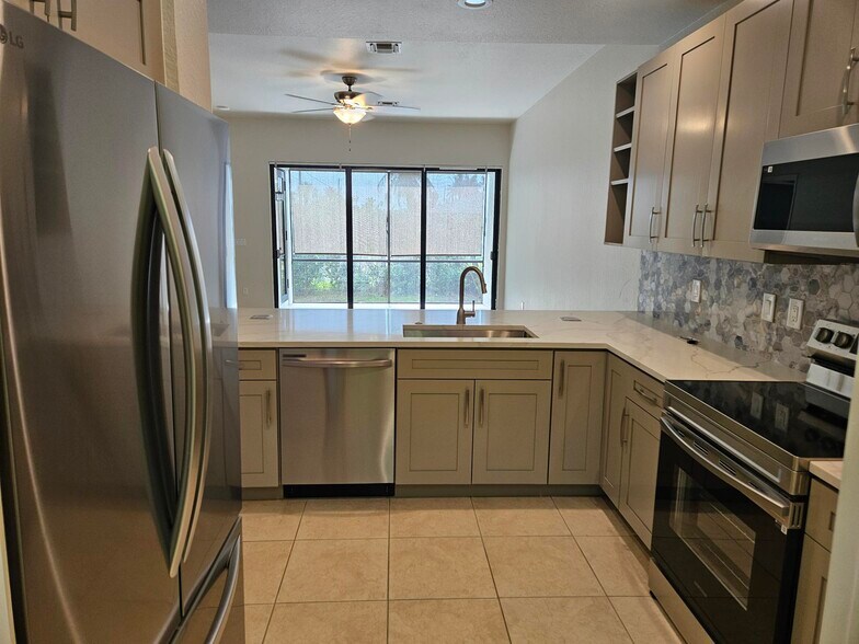 Kitchen - 4828 SW 17th Pl