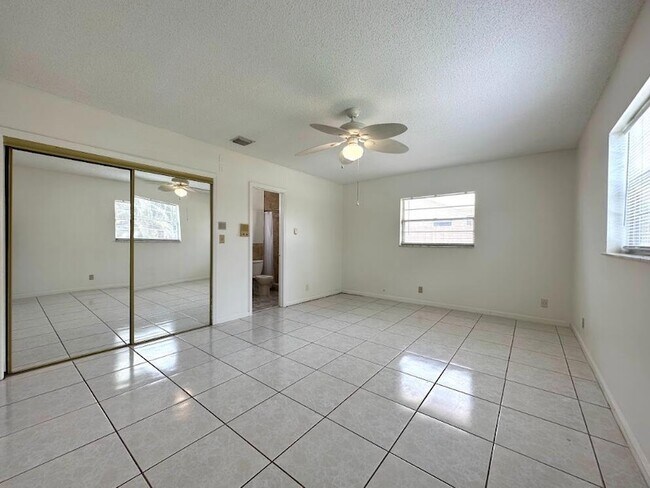 Building Photo - 1292 Essex Dr