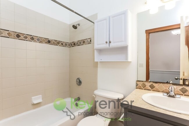Building Photo - 3-Bedroom Beauty with Fenced Yard and Flex...