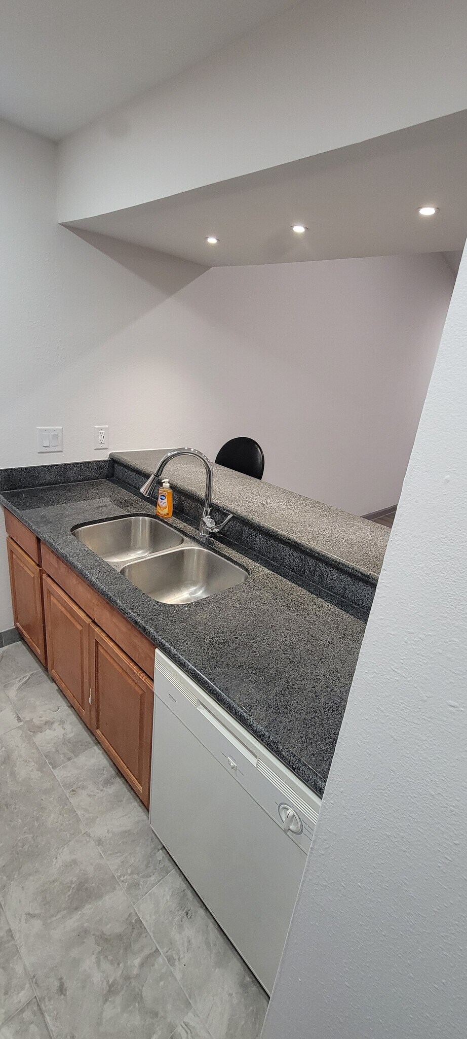 Building Photo - 7142 N Holiday Dr