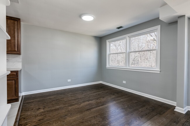 Building Photo - 5843 N Cicero Ave