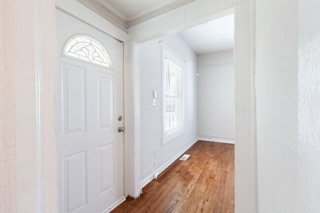 Building Photo - Spacious 3bd/2ba Bungelow w/ Rear Deck and Large Backyard!