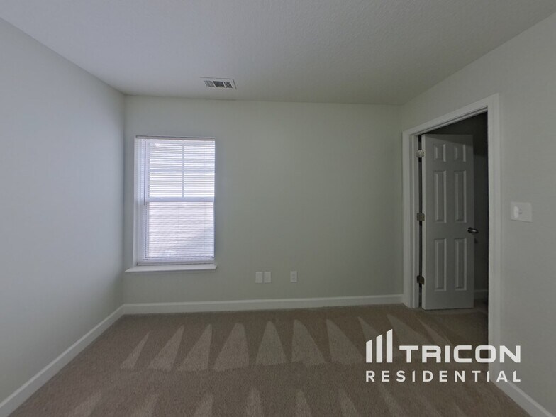 Building Photo - 807 Sinclair Dr