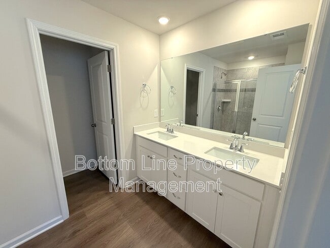 Building Photo - 15708 Country House St