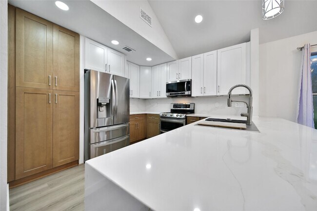 Building Photo - 35 Shallow Pond Pl