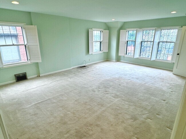 Building Photo - Alameda Neighborhood Pristine Tudor Home, Downtown Views, All The Amenities - A Must See!