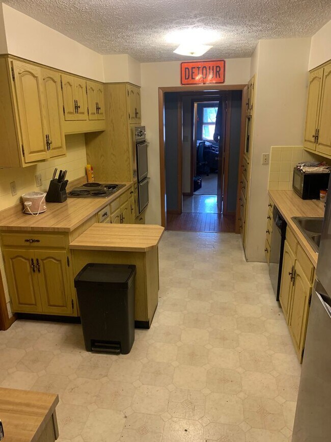 Building Photo - *** AVAILABLE AUGUST 2027 *** 3 Bedroom - 2 Bath Home (Great for a large group!)