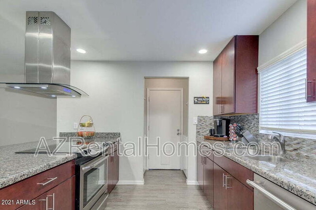 Building Photo - 2110 W De Palma Cir