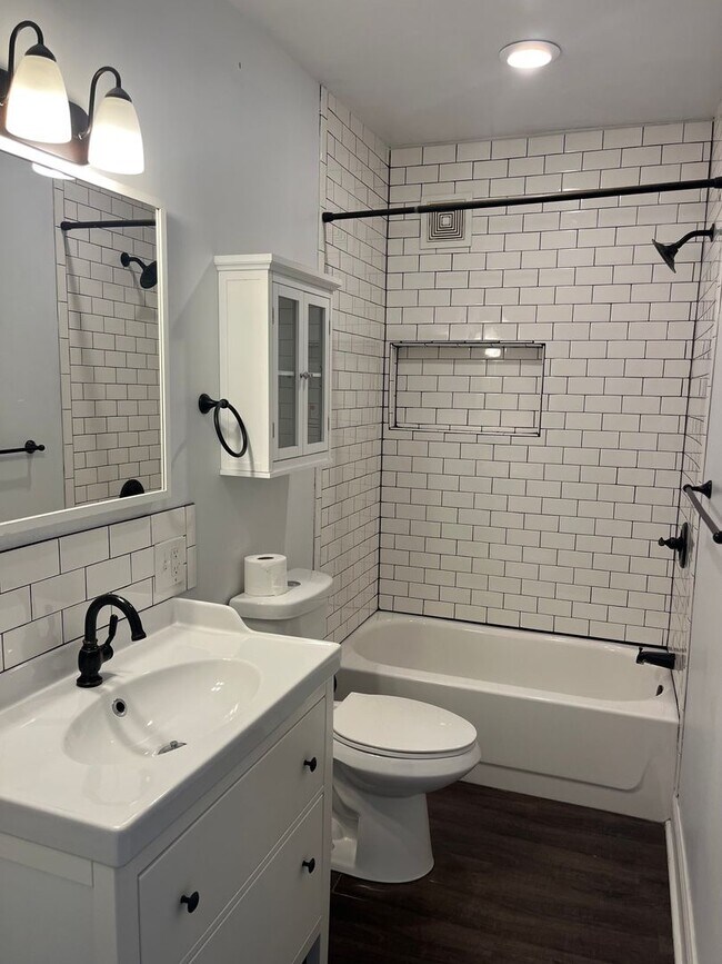 Building Photo - Beautiful 5 Bedroom 2.5 bath Single Family Home in Prime Chestnut Hill Location!