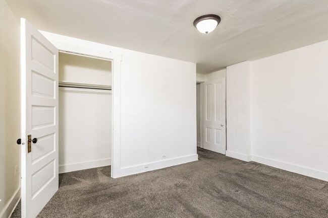 Building Photo - 215-217-217 Warren Dr