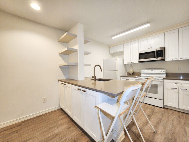 Building Photo - BEAUTIFUL REMODELED 1 BEDROOM 1 BATH CONDO.  GREAT LOCATION!