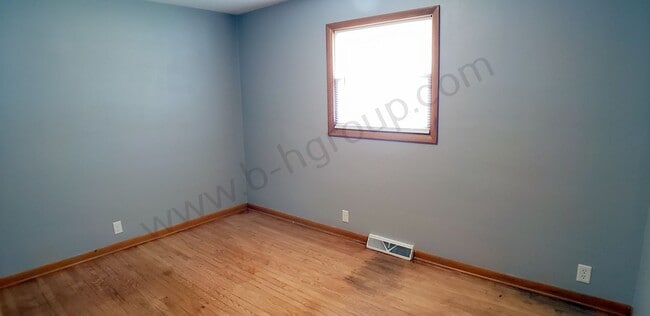 Building Photo - 3 Bedroom North side Ranch with Garage