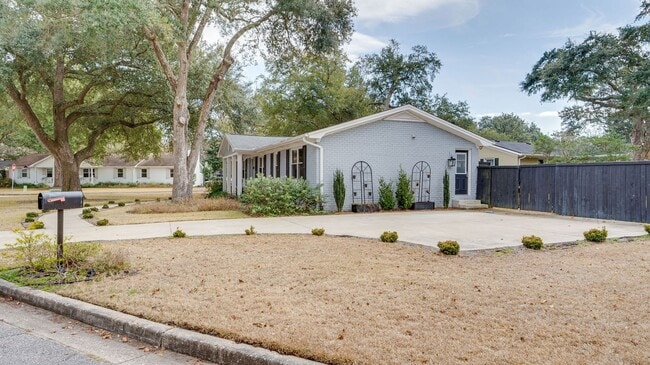 Building Photo - 3 Bedroom 3 Bath House in Parish Place - M...