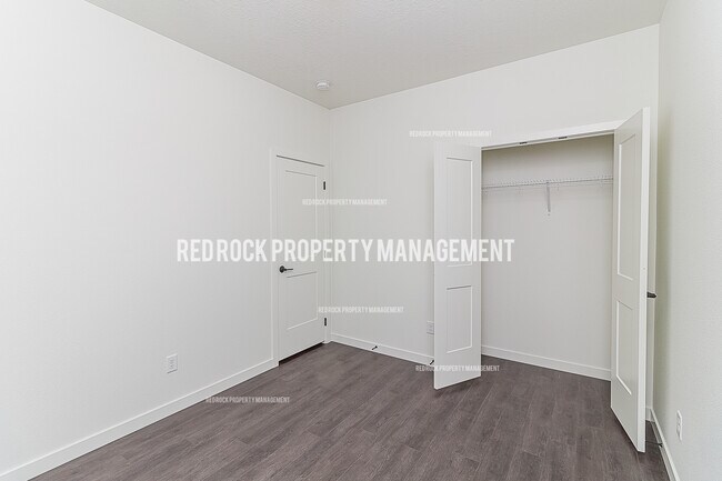 Building Photo - 624 S Crescent Ln