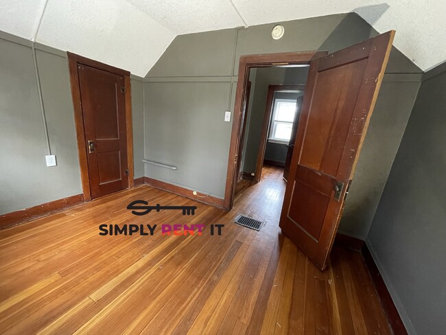 Building Photo - 3 Bedroom with Hardwood Floors on Campus!