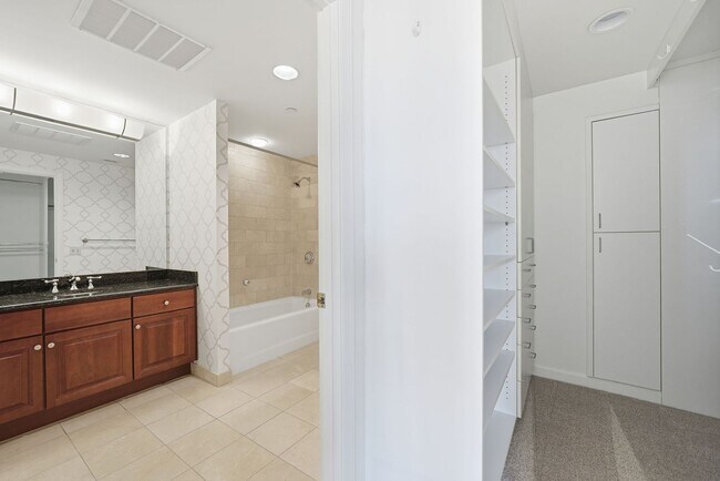 Building Photo - Penthouse Living in Midtown!