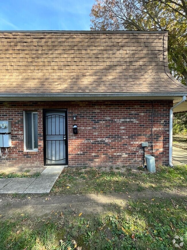 Building Photo - Charming Studio Apartment with Ample Space...