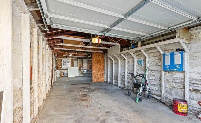 Building Photo - Move in ready