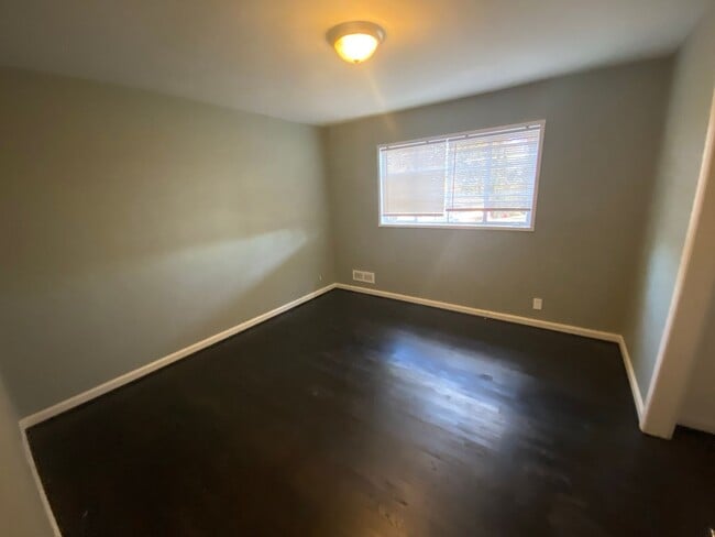 Building Photo - PRICE REDUCED!! MOVE IN READY!! CONTACT US...