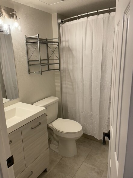 Main Bathroom - 27 Centaur Ct