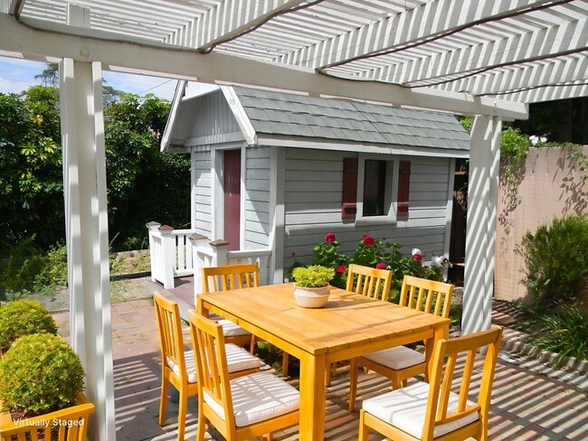 Building Photo - 352 S Pine St