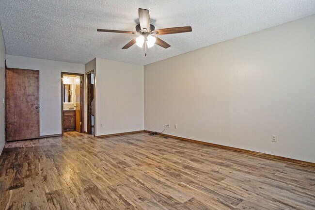 Building Photo - 128 W Platt Dr